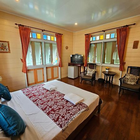 Samsen Sam Place Бангкок Экстерьер фото