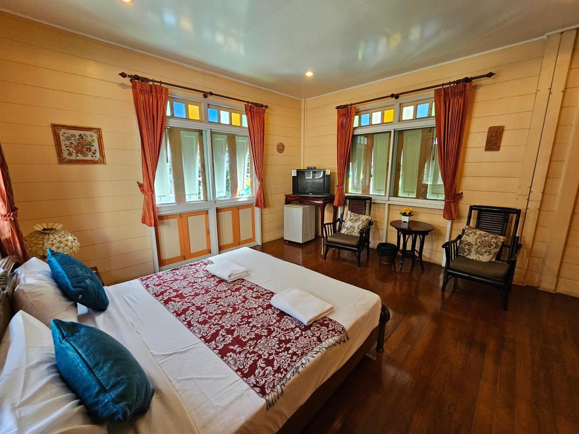 Samsen Sam Place Бангкок Экстерьер фото