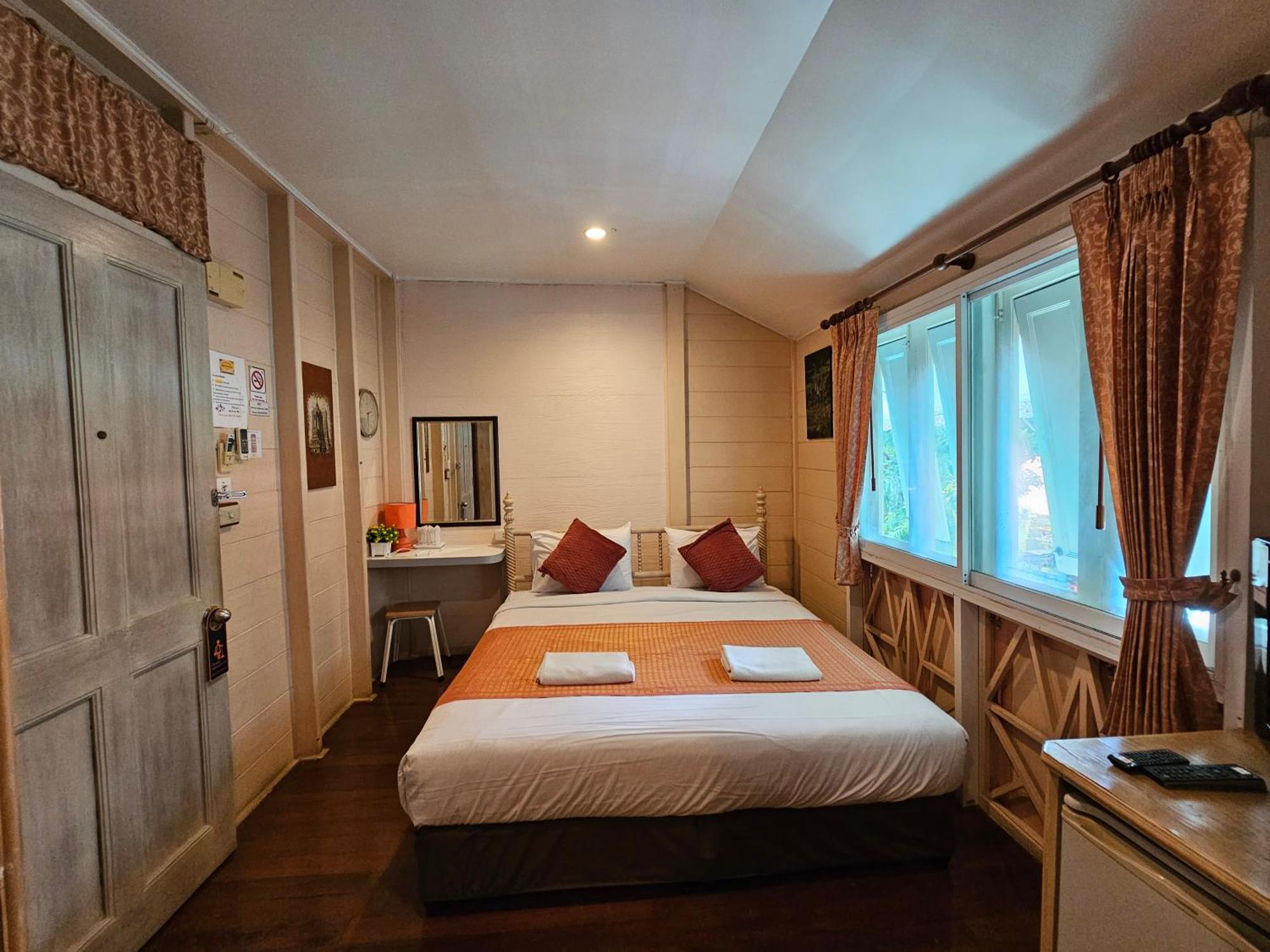 Samsen Sam Place Бангкок Экстерьер фото